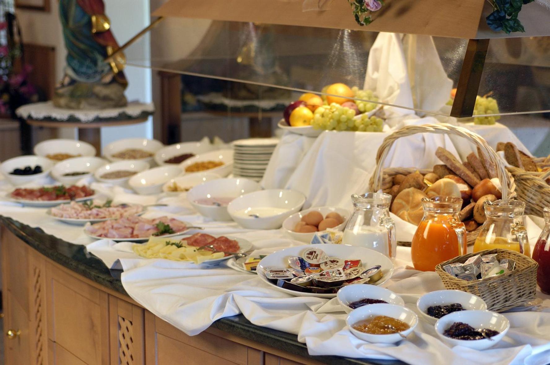 Parc Hotel Tyrol كاستيلِروتّو المظهر الخارجي الصورة