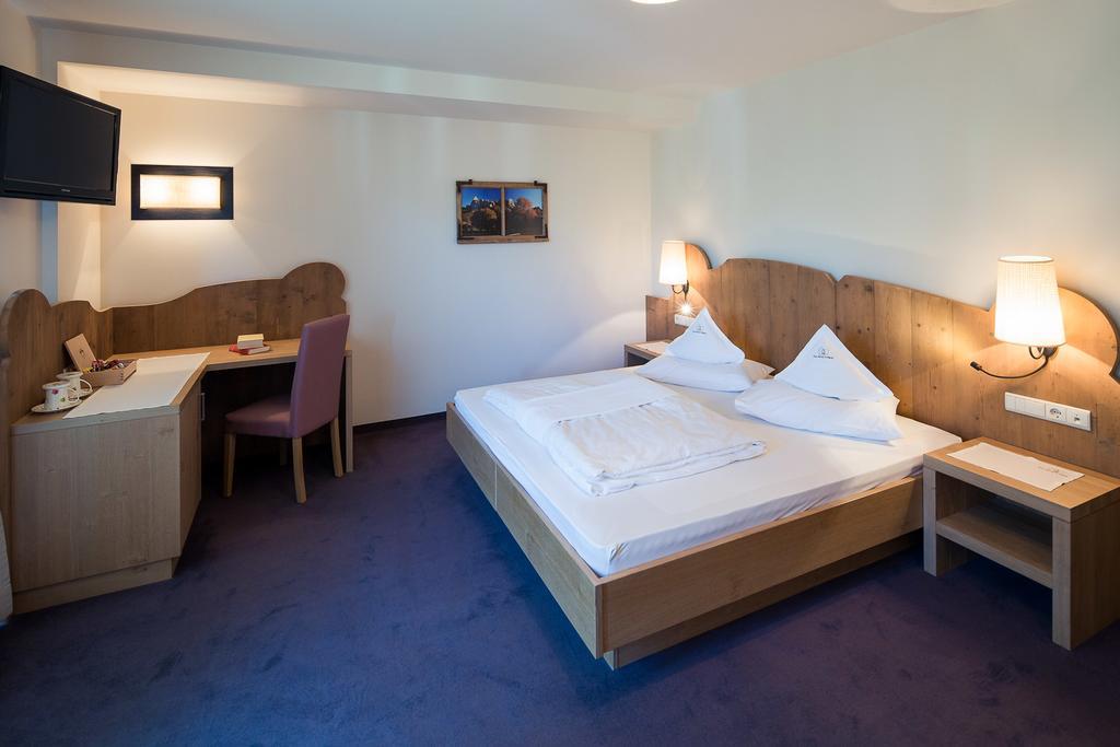 Parc Hotel Tyrol كاستيلِروتّو المظهر الخارجي الصورة
